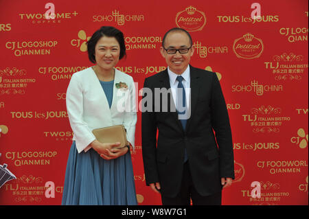 --FILE--Zhang Xin, sinistra, co-fondatore e co-CEO di SOHO Cina e il marito Pan Shiyi, co-fondatore, Presidente e co-CEO di SOHO Cina, si pone come un Foto Stock