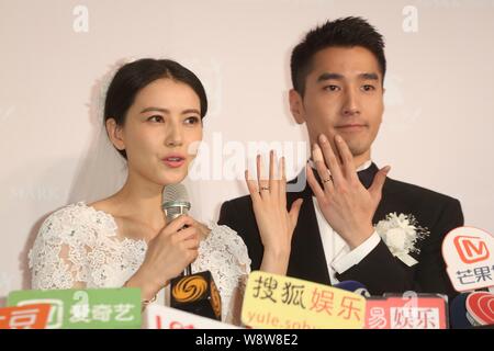 Attrice cinese Gao Yuanyuan, sinistro e il suo attore Taiwanese marito Mark Chao mostrano i loro anelli di nozze durante il banchetto di nozze in Taipei, Taiwan Foto Stock