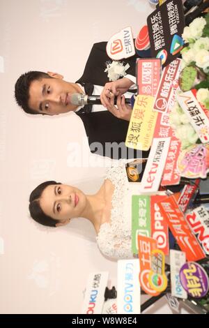 Attrice cinese Gao Yuanyuan, sinistro e il suo attore Taiwanese marito Mark Chao frequentano i loro banchetti di nozze in Taipei, Taiwan, 28 novembre 2014. Foto Stock