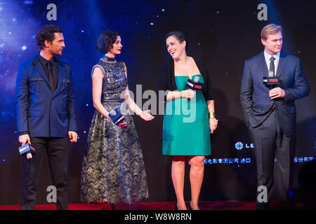 (Da sinistra) attore americano Matthew McConaughey, actrice americano Anne Hathaway, British film di produttori di Emma Thommas e British film del regista Christoph Foto Stock