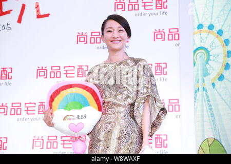 Attrice cinese Zhou Xun sorrisi durante un evento promozionale per un marchio di mobili nella città di Nanjing East Chinas provincia dello Jiangsu, 31 maggio 2014. Foto Stock