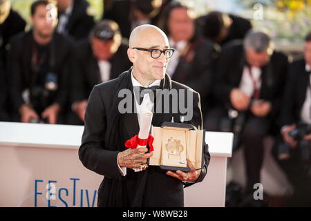 Sceneggiatore americano Bruce Wagner pone con il Premio come Migliore Attrice dopo aver ricevuto il premio a nome di attrice Julianne Moore per il suo ruolo in Foto Stock