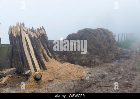 Sbozzati posti su una fattoria vicino al villaggio di La Espina lungo il Camino Primitivo. Questo impopolare percorso del Camino de Santiago pellegrinaggio eseguire Foto Stock