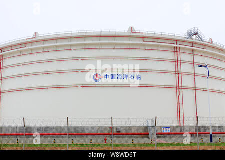 --FILE -- un serbatoio di olio di CNOOC (China National Offshore Oil Corporation) è raffigurato in corrispondenza di un ramo di CNOOC in Huizhou city, a sud Chinas provin Guangdong Foto Stock