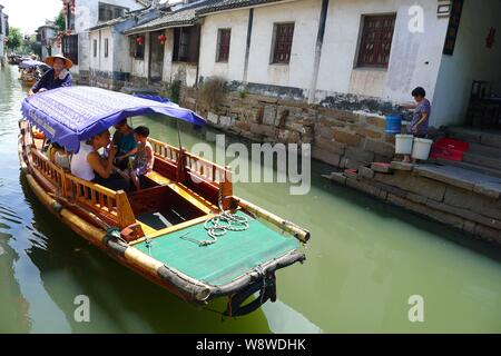 I turisti prendere una barca su un fiume di Xidi villaggio in Yixian county, Huangshan city east Chinas provincia di Anhui, 13 agosto 2013. Foto Stock