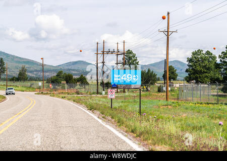 Los Alamos, Stati Uniti d'America - 17 Giugno 2019: la strada per il laboratorio in Nuovo Messico sull'autostrada street con area tecnica area segno Foto Stock