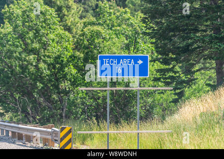 Los Alamos, STATI UNITI D'AMERICA Road per laboratorio in Nuovo Messico sull'autostrada street con blue tech segno area Foto Stock