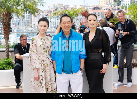 (Da sinistra) attrice cinese Zhang Huiwen, regista cinese Zhang Yimou e attrice cinese Gong Li pongono in occasione di una conferenza stampa per il loro nuovo filmato, Com Foto Stock