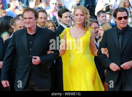 (Da sinistra) attore americano Quentin Tarantino, attrice Uma Thurman e attore John Travolta pongono a premiere per il film, le nuvole di Sils Maria, duri Foto Stock