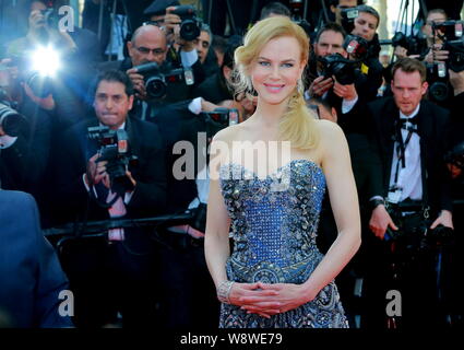 Attrice australiana Nicole Kidman pone come lei arriva in corrispondenza della apertura red carpet evento della sessantasettesima Cannes Film Festival di Cannes, Francia, 14 maggio 2014. Foto Stock