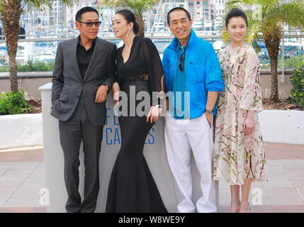 (Da sinistra) attore cinese Chen Daoming, attrice cinese Gong Li, regista cinese Zhang Yimou e attrice cinese Zhang Huiwen pongono a premere confere Foto Stock