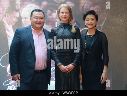 Attrice australiana Nicole Kidman, centro, pone con TV CINESE hostess Lan Yang, destra e suo marito Bruno Wu Zheng, sia Cofondatore e Presidente Foto Stock