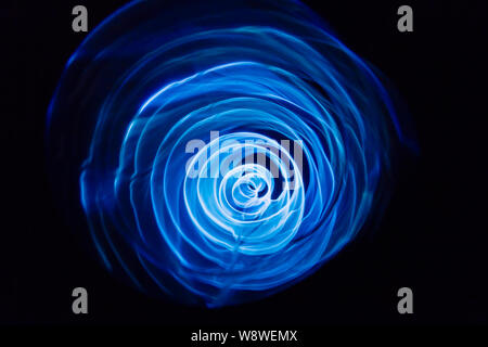 Le onde sonore nel buio. Colore blu Foto Stock