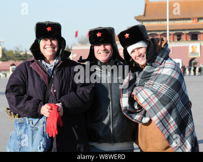 --FILE--i turisti stranieri rappresentano per le foto sulla piazza Tiananmen a Pechino in Cina, 27 novembre 2013. In mezzo crescente inquinamento e un rafforzamento yuan Foto Stock