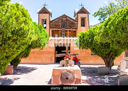 Chimayo, Stati Uniti d'America - 19 Giugno 2019: Famosi miracolosa El Santuario De Chimayo santuario la Chiesa negli Stati Uniti con ingresso Foto Stock