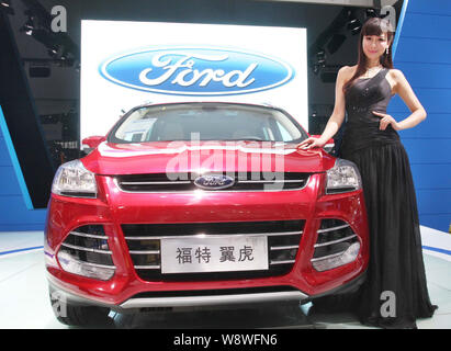 --FILE -- un modello pone con una Ford Kuga durante un auto show di Zhengzhou city, porcellane centrale provincia di Henan, 11 aprile 2013. Gli Stati Uniti è impostato su ann Foto Stock