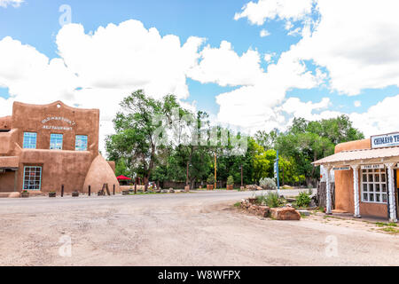 Ranchos de Taos, Stati Uniti d'America - 19 Giugno 2019: famosa St Francic Plaza in New Mexico con il vecchio Martina in ristorante e strada Foto Stock