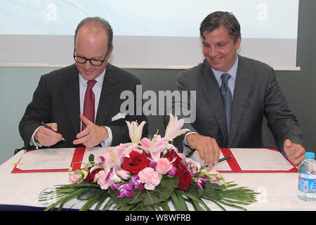 Hubertus von Baumbach, sinistra, membro della Boehringer Ingelheim¯s consiglio di amministratori delegati e John V. Oyler, CEO di BeiGene, firmano un accordo per uomo Foto Stock