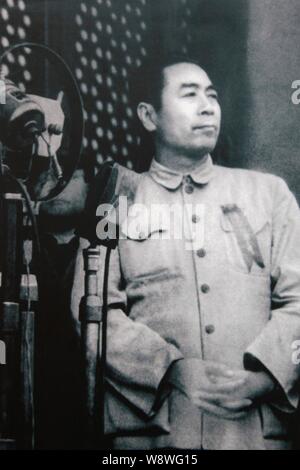Questa immagine mostra una foto di Zhou Enlai, primo Premier della Cina, per la cerimonia di fondazione della Repubblica popolare cinese sulla tribuna di Tiananmen Foto Stock
