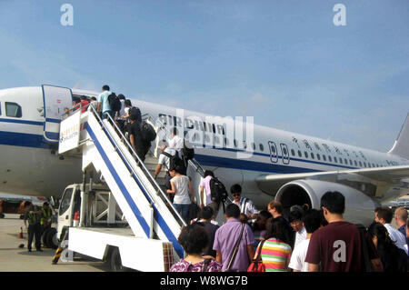 --FILE--i passeggeri a bordo di un aereo di Air China a Shanghai Hongqiao International Airport in Cina a Shanghai, 10 agosto 2011. Air China launc Foto Stock