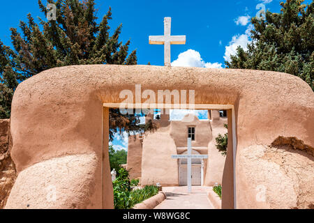 Ranchos de Taos Francic St e Plaza San Francisco de Asis chiesa con la croce e il cancello in Nuovo Messico Foto Stock