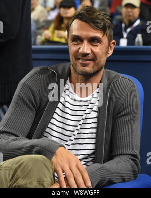 Il calcio italiano star Paolo Maldini frequenta il terzo round match di uomini singoli tra Novak Djokovic di Serbia e Mikhail Kukushkin di Kazak Foto Stock