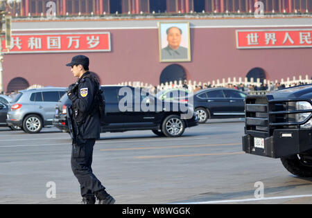 Un agente di polizia armato sta di guardia a Piazza Tienanmen a Pechino in Cina, 2 marzo 2014. Pechino ha rafforzato la sicurezza della città per il co Foto Stock