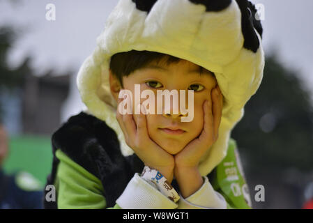 Un giovane ragazzo cinese prende parte in Cina il primo sguardo nel vuoto contest di Chengdu, a sud-ovest della Cina di provincia di Sichuan, 18 novembre 2014. Della Cina di f Foto Stock