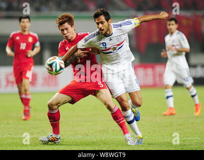 Zhang Linpeng della Cina, sinistra, sfide Roque Santa Cruz del Paraguay durante un amichevole partita di calcio nella città di Changsha, centrale cinese di Hunan provinc Foto Stock