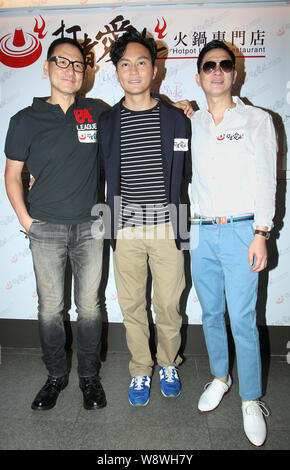 (Da sinistra) Hong Kong cantante Jacky Cheung, attori Julian Cheung e Nick Cheung pongono durante l'evento di apertura per il bollitore ristorante dell ex Hong Foto Stock