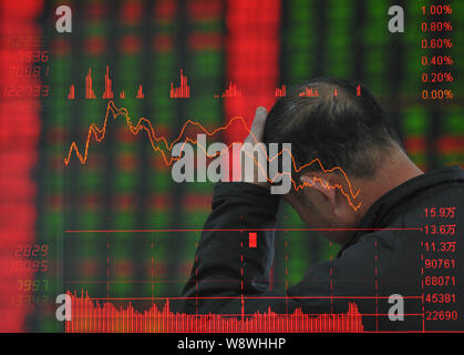 In questo multi-immagine di esposizione, un investitore cinese guarda al Shanghai Composite Index e i prezzi delle azioni (rosso per il prezzo in aumento e verde per pric Foto Stock