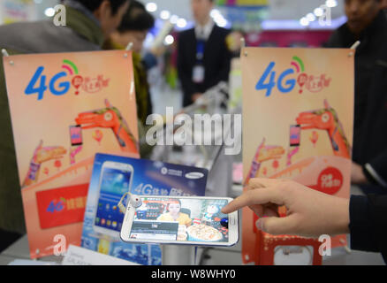 --FILE--un cliente tenta di eseguire un 4G-smartphone supportati di Samsung presso una filiale della China Mobile nella città di Taiyuan, porcellane del nord nella provincia di Shanxi, 1 gennaio Foto Stock