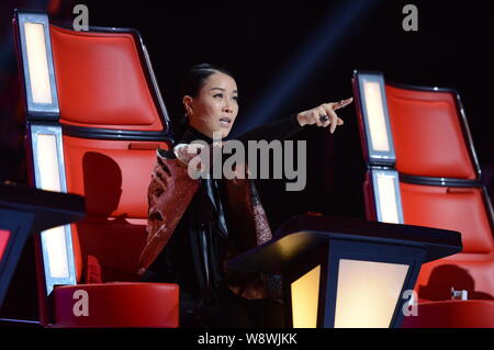 In questo handout picture, cantante cinese e giudice Na Ying parla durante la sessione di riprese per un episodio della terza stagione della realtà cantando Foto Stock