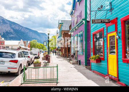 Crested Butte, Stati Uniti d'America - 21 Giugno 2019: Colorado vivaci colorate case di villaggio negozi di shopping in centro in estate con vintage architettura di montagna e c Foto Stock