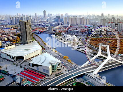 Skyline di Hongqiao District con il Tientsin occhio la Yongle ponte sopra il Fiume Haihe e gli edifici lungo il fiume di Tianjin, Cina, 7 Novemb Foto Stock