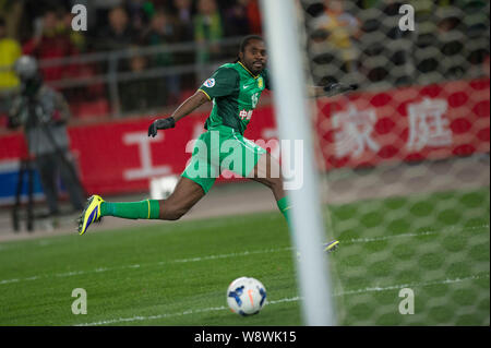 Maduabuchi Peter Utaka di porcellane Guoan Pechino segna un gol contro di Australias Central Coast Mariners durante il loro gruppo F match di AFC Champions Foto Stock