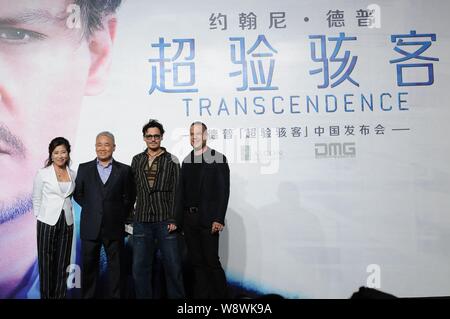 Attore americano Johnny Depp, seconda a destra, pone con DMG CEO Dan Mintz, destra e altri dirigenti nel corso di una conferenza stampa per il suo film, Transcend Foto Stock