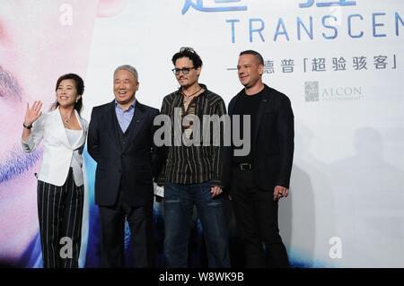Attore americano Johnny Depp, seconda a destra, pone con DMG CEO Dan Mintz, destra e altri dirigenti nel corso di una conferenza stampa per il suo film, Transcend Foto Stock