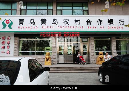 --FILE--Vista di un ramo di Huangdao rurale banca cooperativa di Qingdao in Huangdao county, est Chinas provincia di Shandong, 15 novembre 2011. Mento Foto Stock