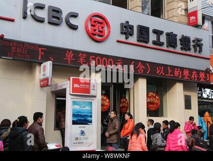 --FILE--residenti locali attendere per prelevare denaro dal bancomat presso una filiale della ICBC (industriale e banca commerciale della Cina) nella contea di Xin, porcellane centrale Foto Stock