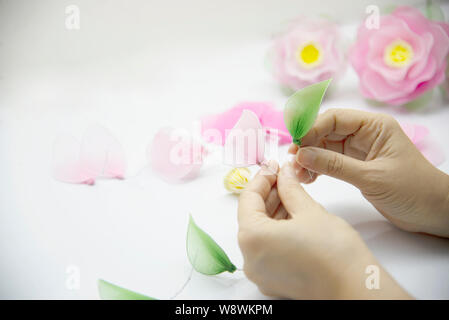 Donna che fa il bellissimo fiore di nylon - Persone con DIY handmade concetto del fiore Foto Stock