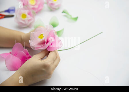 Donna che fa il bellissimo fiore di nylon - Persone con DIY handmade concetto del fiore Foto Stock