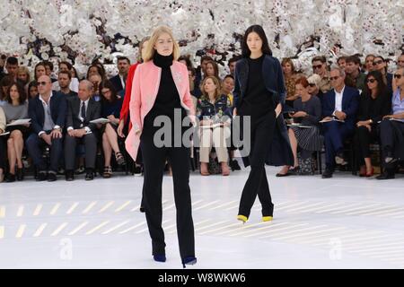 Visualizzazione modelli nuove creazioni di Christian Dior a sua Autunno/Inverno 2014 Haute Couture fashion show di Parigi (Francia), 7 luglio 2014. Foto Stock