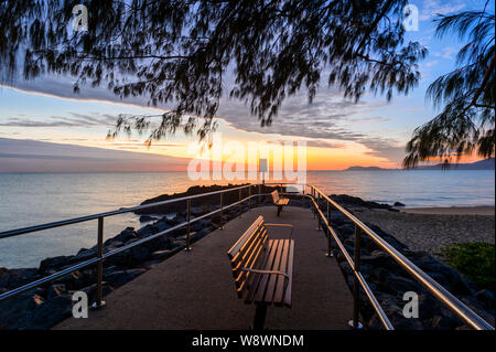 Sunrise atmosferica a Yorkey la manopola, Cairns Northern Beaches, estremo Nord Queensland, FNQ, QLD, Australia Foto Stock