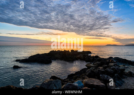 Sunrise atmosferica con un weatherfront e cielo sgombro a Yorkey la manopola, Cairns Northern Beaches, estremo Nord Queensland, FNQ, QLD, Australia Foto Stock