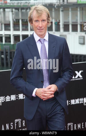 Regista americano Michael Bay pone sul tappeto rosso per la premiere mondiale del film, trasformatori: Età di estinzione, a Hong Kong, Cina, 19 Ju Foto Stock