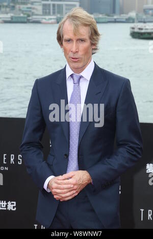 Regista americano Michael Bay pone sul tappeto rosso per la premiere mondiale del film, trasformatori: Età di estinzione, a Hong Kong, Cina, 19 Ju Foto Stock