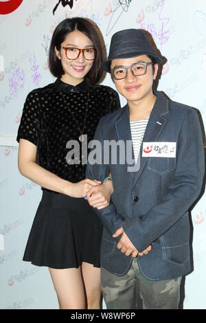 Hong Kong attrice Leanne Li, a sinistra, e l'attore Wong Cho-lam pone durante la manifestazione di apertura per il bollitore ristorante dell ex Hong Kong attrice Anna Uey Foto Stock