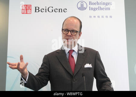 Hubertus von Baumbach, membro della Boehringer Ingelheim¯s consiglio di amministratori delegati, parla dopo la firma di un accordo per la fabbricazione biopharmaceutica Foto Stock