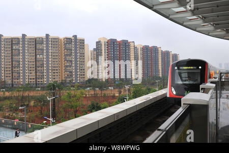Un treno della metropolitana di porcellane altopiano di prima linea di metropolitana arriva ad una stazione della metropolitana durante la sua corsa di prova nella città di Kunming, southwest Chinas nella provincia dello Yunnan, 3 Foto Stock